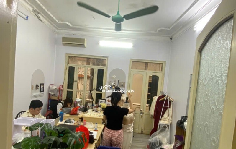 Cho thuê nhà 4 tầng tại ngõ 84 Ngọc Khánh, Ba Đình. Nhà rộng, ngõ nông ô tô đỗ cửa. Chỉ 12tr