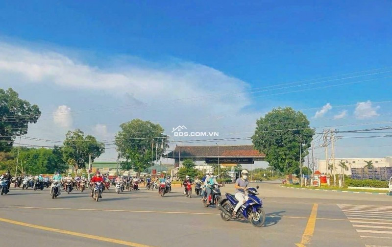 BÁN GẤP 7 LÔ 35X40=1400M2 SHR CÓ SẴN THỔ CƯ GẦN QUỐC LỘ 13 SÁT BÊN CHỢ, TRƯỜNG HỌC. GIÁ 290TR/SỔ