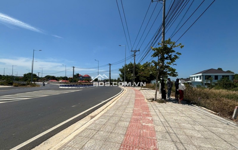 HỒ TRÀM LÔ GÓC VÒNG XOAY 2 MẶT TIỀN, GIÁ TỐT: 55TR./M2, TỔNG 51 TỶ.