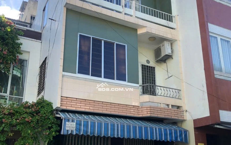 BÁN NHÀ MẶT TIỀN 132 ĐỖ QUANG, 46M 3 TẦNG 3PN3VS HƯỚNG ĐÔNG NAM. 6,9TỶ, LH 0905113070.