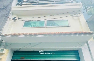 Tuyệt vời! Dựa trên thông tin bạn cung cấp, đây là một vài tiêu đề gợi ý, đáp ứng các yêu cầu của bạn:

**Gợi ý 1:**

Nhà xinh hẻm Quang Trung, Gò