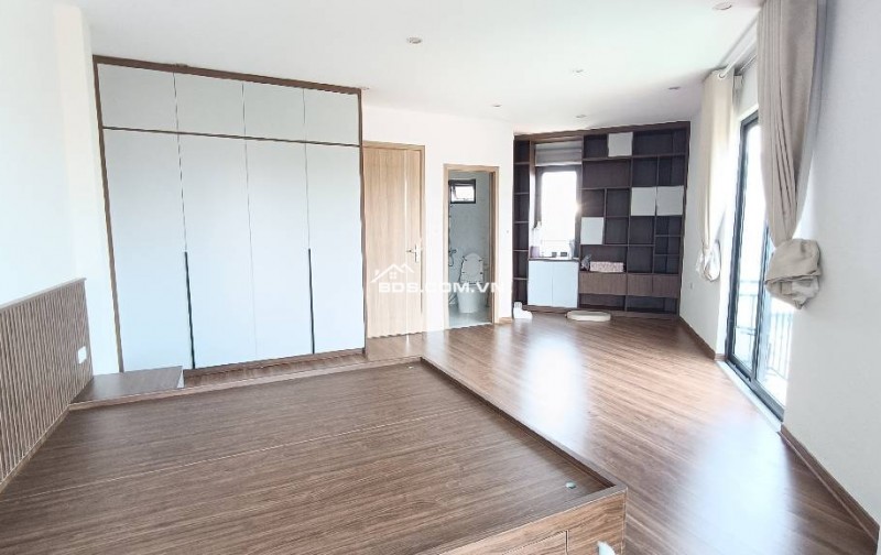 BÁN GẤP GIẢM SÂU 300 TRIỆU - LÔ GÓC – Ô TÔ VÀO NHÀ – THANG MÁY –THẠCH BÀN, LONG BIÊN 