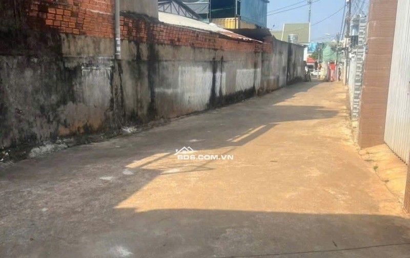 Cần bán Căn Nhà Hẻm 81 Y Wang ngay Bách Hóa Xanh
( NGÃ BA Y WANG - MAI THỊ LỰU )
cách ĐH Tây Nguyên chỉ 300- P. Eatam cũ Giá 2ty750