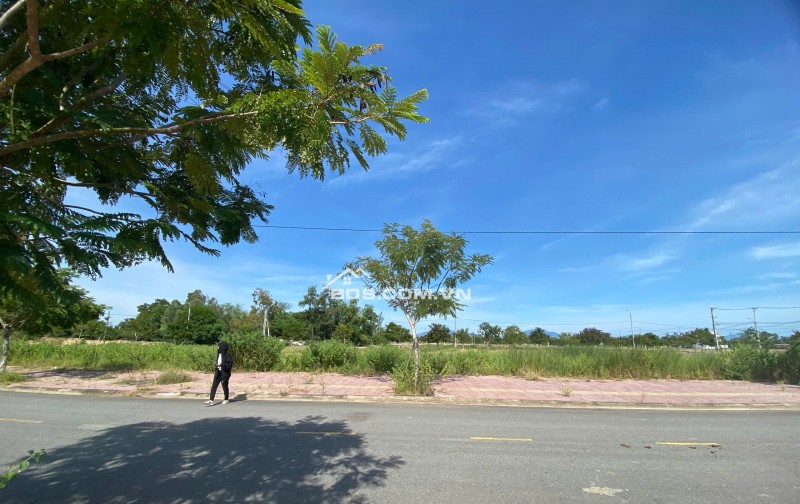 Cần bán nhanh lô đất giá tốt, chỉ 2 tỷ, đường 17,5m, mặt tiền.