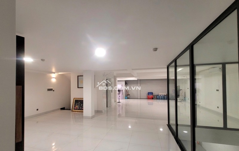 Bán nhà Đông Ngạc 42m2, dân xây 5 tầng, ô tô đỗ cửa, cạnh chợ Kẻ Vẽ