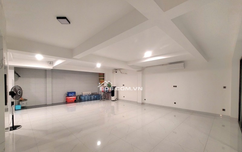 Bán nhà Đông Ngạc 42m2, dân xây 5 tầng, ô tô đỗ cửa, cạnh chợ Kẻ Vẽ