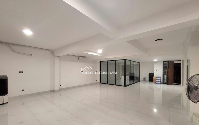 Bán nhà Đông Ngạc 42m2, dân xây 5 tầng, ô tô đỗ cửa, cạnh chợ Kẻ Vẽ