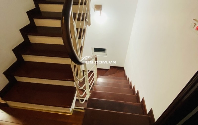 VỀ Ở NGAY! Nhà 5 tầng MỚI TINH, ô tô đậu cửa, nội thất xịn sò – Thạch Bàn Long Biên