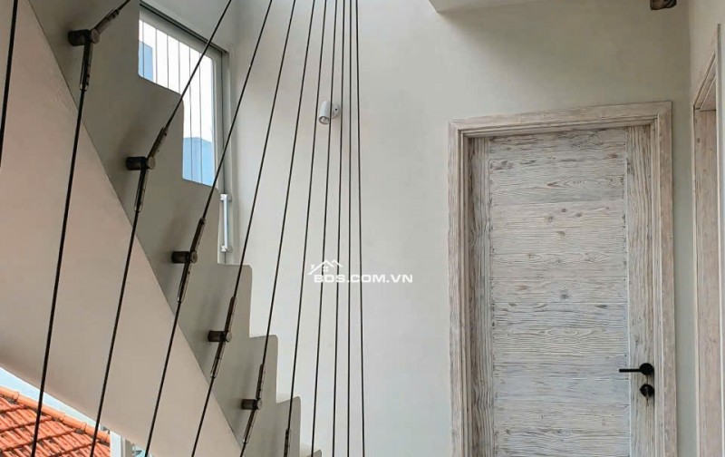 CĂN HỘ THÔNG TẦNG ĐẲNG CẤP – SỐNG NHƯ NGHỈ DƯỠNG NGAY GIỮA LÒNG LONG BIÊN   Chào mừng bạn đến với căn hộ thông tầng 3 phòng ngủ hiện đại tại 462 Ngọc Thụy – chỉ vài bước tới Trường quốc tế Pháp LFAY và KĐT Khai Sơn.